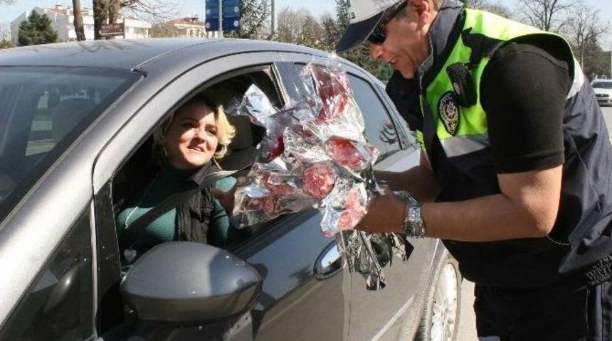 Polis Ekipleri Kadın S&uuml;r&uuml;c&uuml;lere Ceza Yerine &Ccedil;i&ccedil;ek Verdi