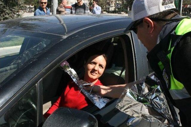 Polis Ekipleri Kadın Sürücülere Ceza Yerine Çiçek Verdi