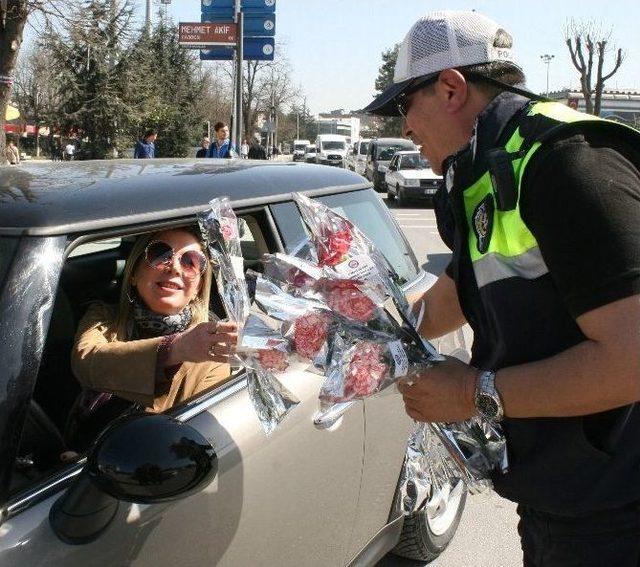 Polis Ekipleri Kadın Sürücülere Ceza Yerine Çiçek Verdi