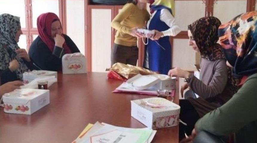 Bayan &Ouml;ğretmenlere D&uuml;nya Kadınlar G&uuml;n&uuml; Hediyesi