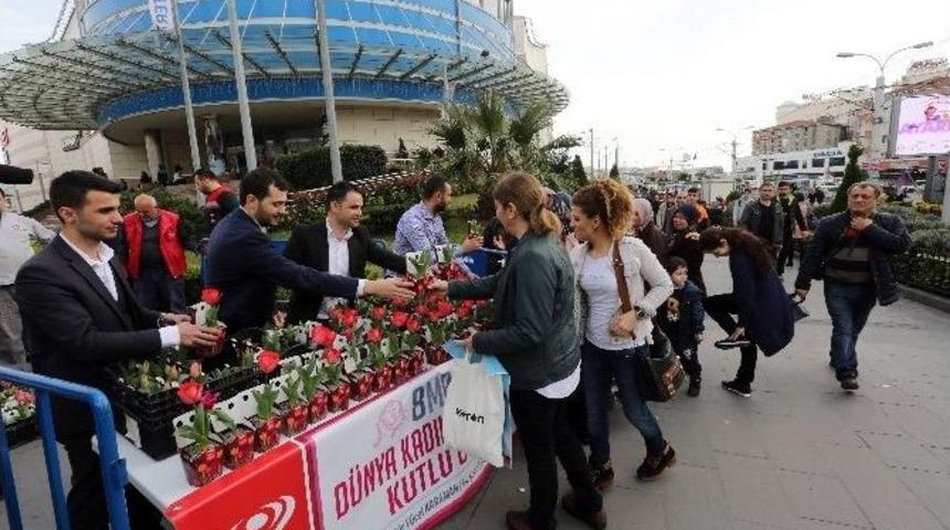Tramvaya Binen Kadınlara Lale S&uuml;rprizi