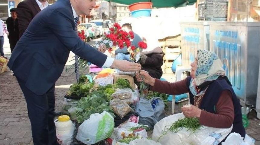Altınordu Belediyesi&rsquo;nden Esnaf Kadınlara Karanfil