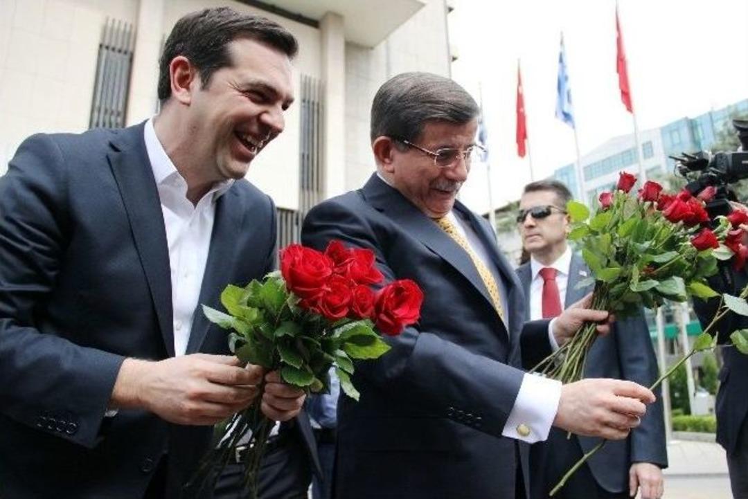 Başbakan Davutoğlu İle &Ccedil;ipras Kadınlara G&uuml;l Verdi