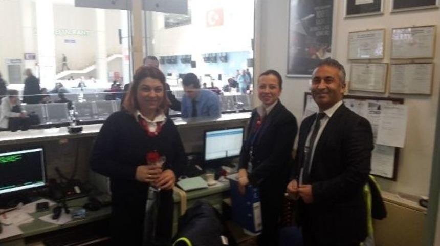 Havalimanı&rsquo;nda &Ccedil;alışan Kadınlara Karanfil