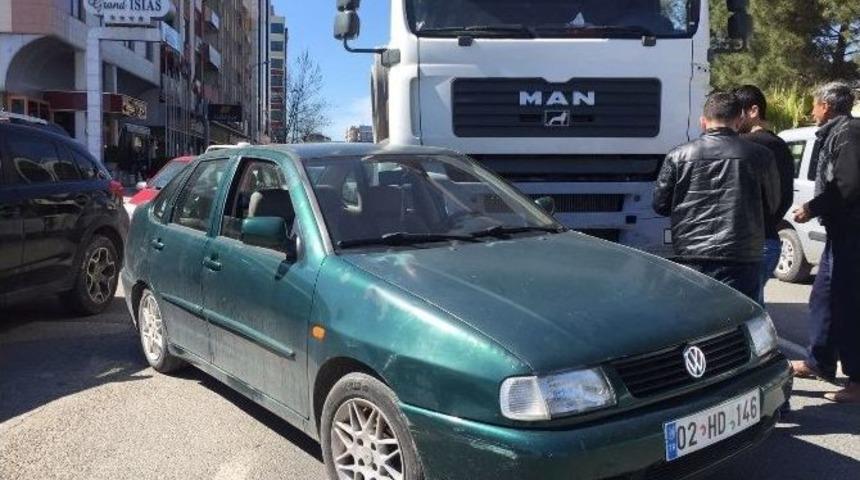 Kırmızı Işıkta Bekleyen Otomobile Tır &Ccedil;arptı