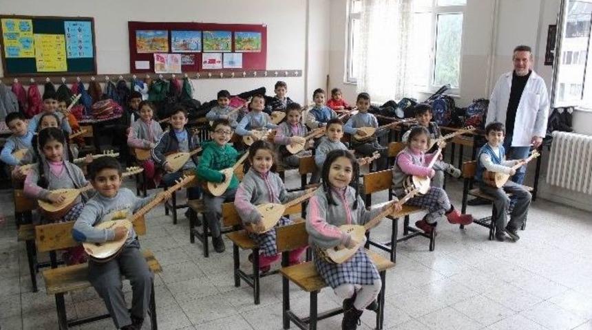 &Ouml;nce Okuma Yazma &Ouml;ğretti Şimdi De Bağlama Dersi Veriyor