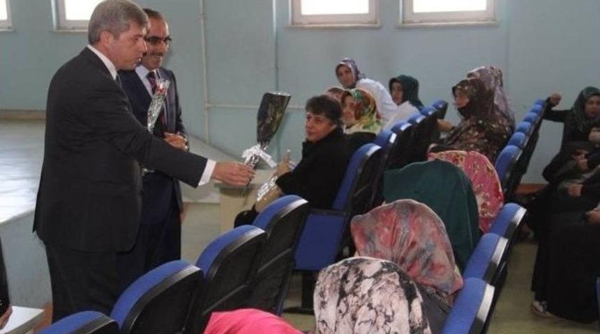 Vali &Ccedil;ınar&rsquo;dan Kadınlara Karanfil