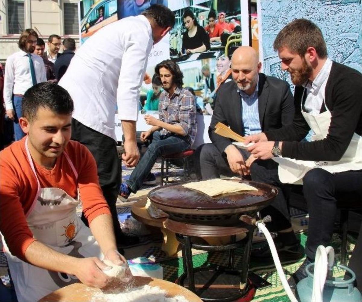 Erkekler, Kadınlar İ&ccedil;in Yufka A&ccedil;ıp G&ouml;zleme Pişirdi