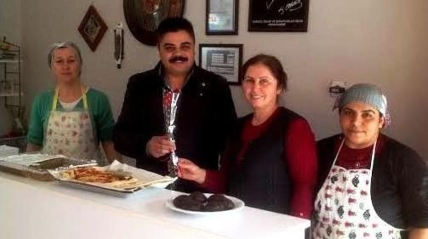 Sarıg&ouml;l&rsquo;de Bayan Esnaflara Karanfil Dağıtıldı