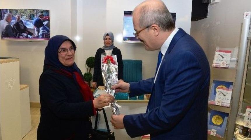 Başkan&rsquo;dan Bayan Personele Karanfil