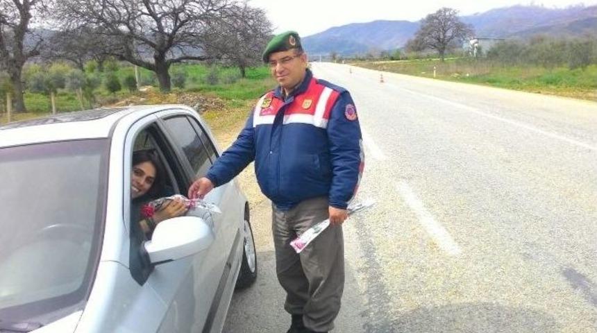 İzmir Jandarmasından Ceza Yerine &Ccedil;i&ccedil;ek