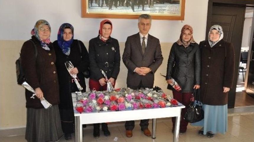Sandıklı Kaymakamı Arıcan&rsquo;dan Kadınlara Karanfilli Kutlama