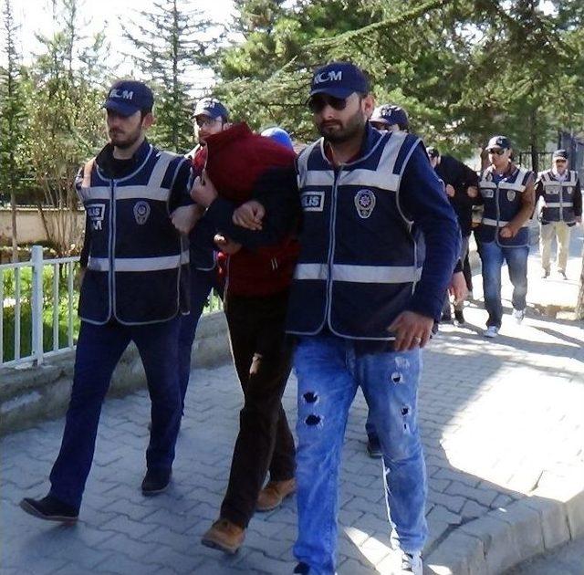 Sanatçı Dilber Ay’ın Erkek Kardeşi Uyuşturucu Operasyonunda Gözaltına Alındı