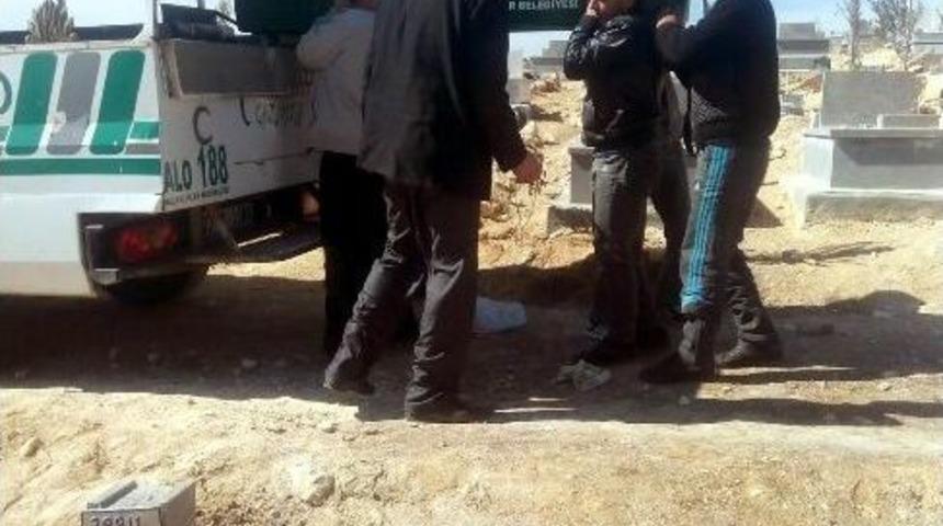 D&uuml;nya Kadınlar G&uuml;n&uuml;&rsquo;nde İntihar Eden Suriyeli &Ccedil;ocuk Gelin Toprağa Verildi