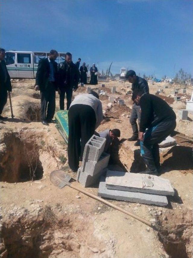 Dünya Kadınlar Günü’nde İntihar Eden Suriyeli Çocuk Gelin Toprağa Verildi