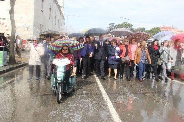 Kadınlar 8 Mart’ta Atatürk Anıtı’na Çelenk Sundu