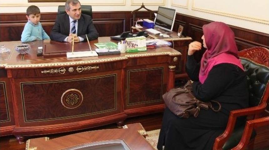 Yaralı K&ouml;peği Acil Servise G&ouml;t&uuml;ren &Ouml;mer Faruk Yaptığı İyiliğin Karşılığını Bir Bir Alıyor