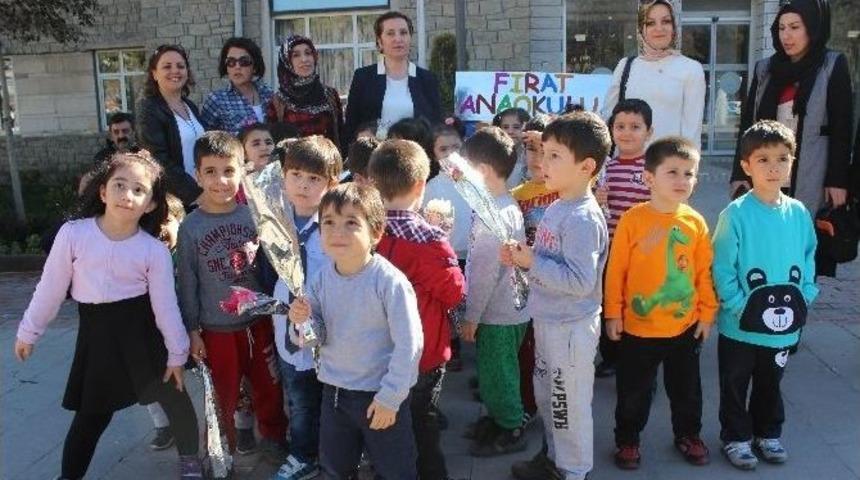 &Ouml;ğrencilerden Kadınlara Karanfil