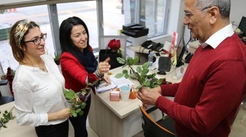 Başkan Tarhan&rsquo;dan Belediyenin Kadın &Ccedil;alışanlara G&uuml;l