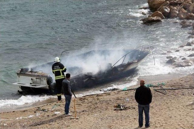 Didim’de 5 Metrelik Tekne Kıyıda Yandı 1