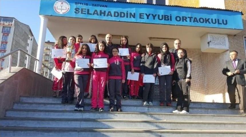 Tatvan&rsquo;ın Bayan Ve Erkek Takımları B&ouml;lge Birincisi Oldu