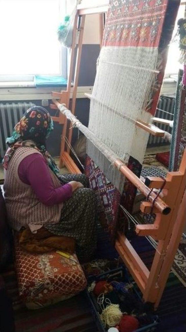 Başkan Arayıt Kilim Dokuma Kursunu Ziyaret Etti