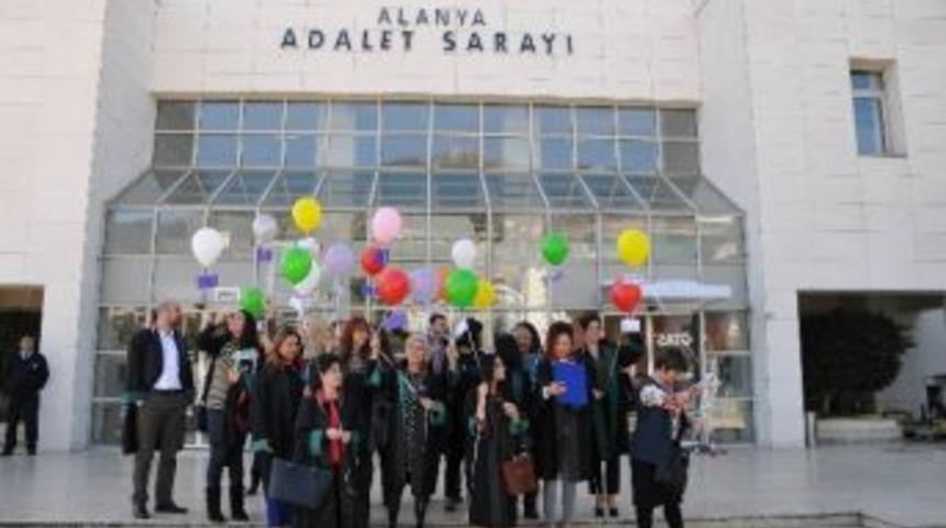Kadın Avukatlardan Balonlu Kutlama