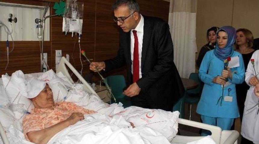Hastanedeki Kadınlara Karanfil Dağıtıldı