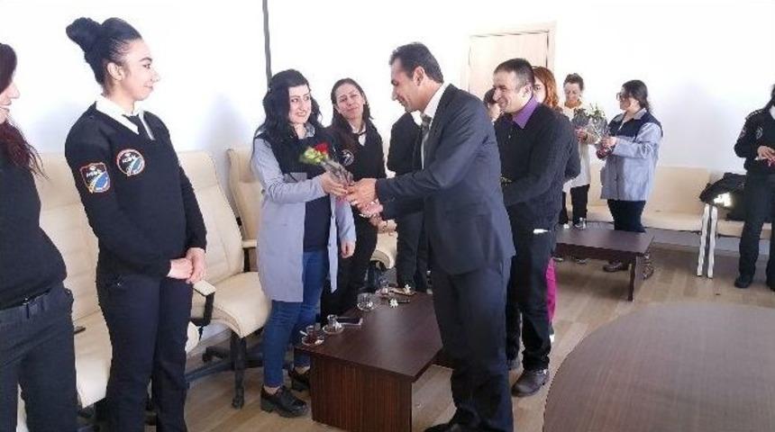 Y&uuml;ksekova Havalimanı M&uuml;d&uuml;r&uuml; Kadın &Ccedil;alışanlarına G&uuml;l Verdi