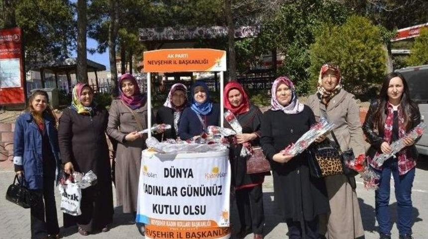 Ak Parti&rsquo;den Kadınlar G&uuml;n&uuml;nde Karanfil Dağıtımı
