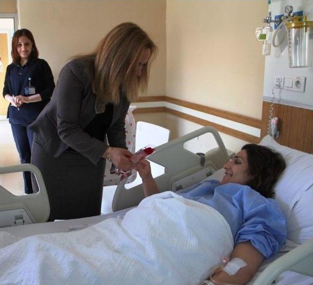 Lokman Hekim Hayat Hastanesi&rsquo;nden Kadınlara Karanfil 1