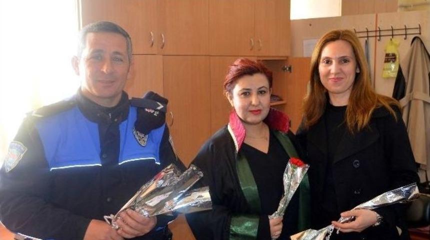 Polisler 8 Mart&rsquo;ta Kadınları Unutmadı