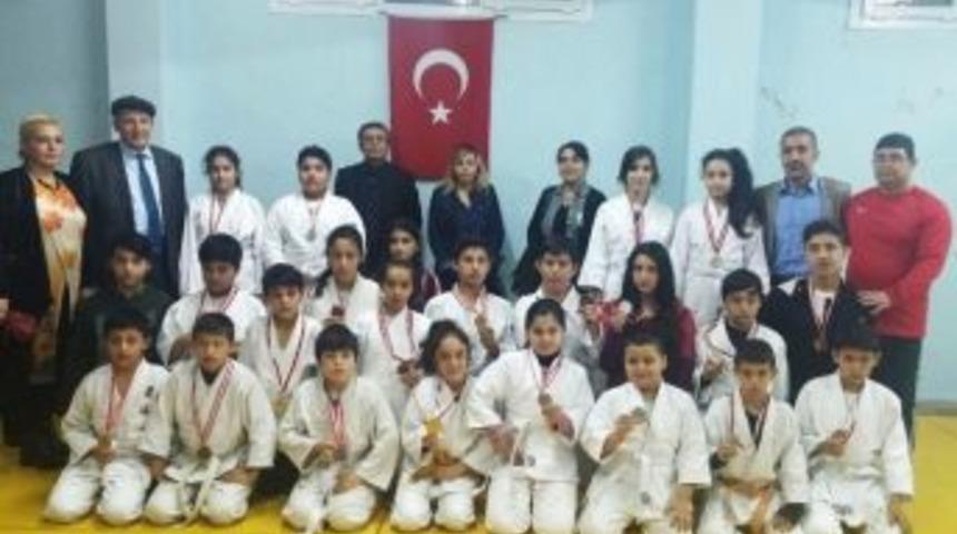 Semiha Y&uuml;cel Akdeğirmen Ortaokulu&rsquo;nun Judo Başarısı