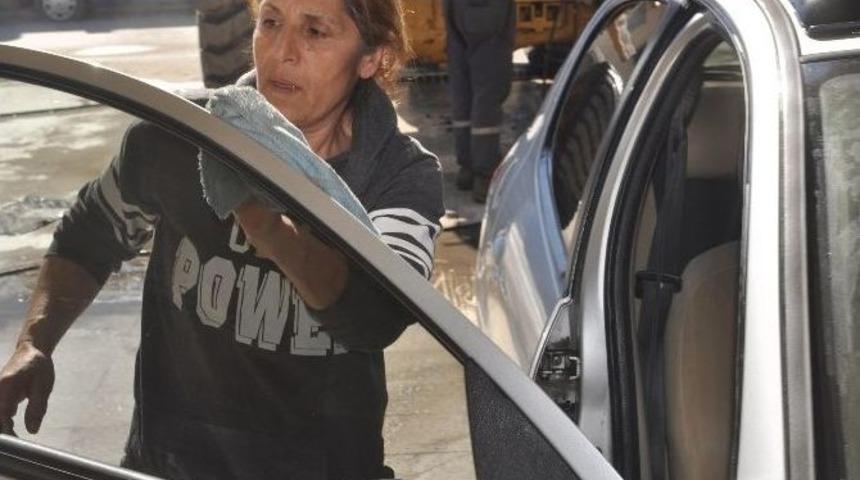 &rsquo;evde Oturmak Bana G&ouml;re Değil&rsquo; Dedi Oto Yıkamacılığına Başladı