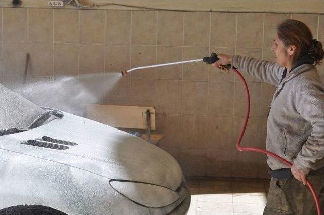 &rsquo;evde Oturmak Bana G&ouml;re Değil&rsquo; Dedi Oto Yıkamacılığına Başladı 2