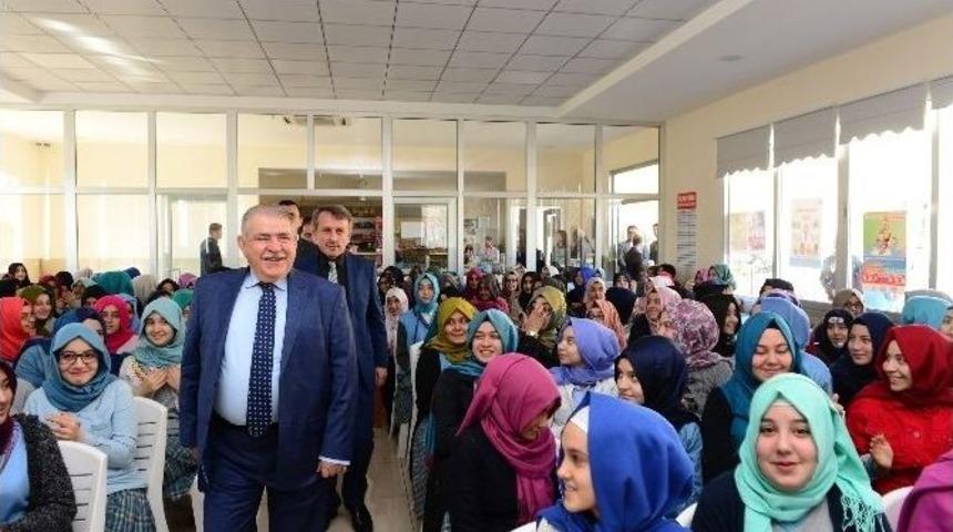Başkan Mah&ccedil;i&ccedil;ek Tecr&uuml;belerini &Ouml;ğrencilerle Paylaştı