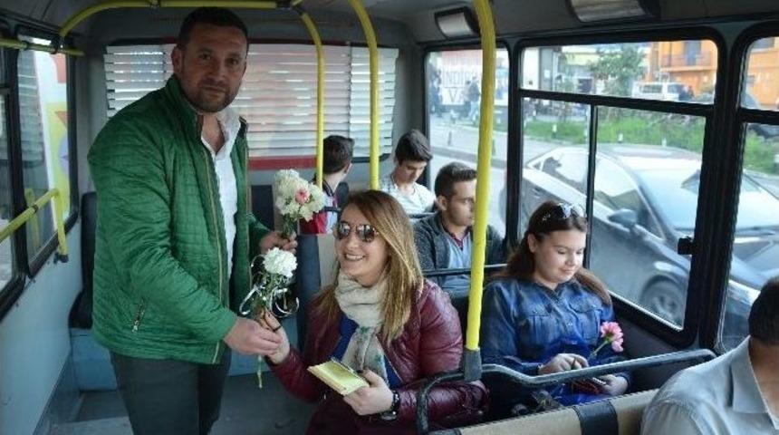 Dolmuş&ccedil;ulardan Kadın Yolculara Karanfil