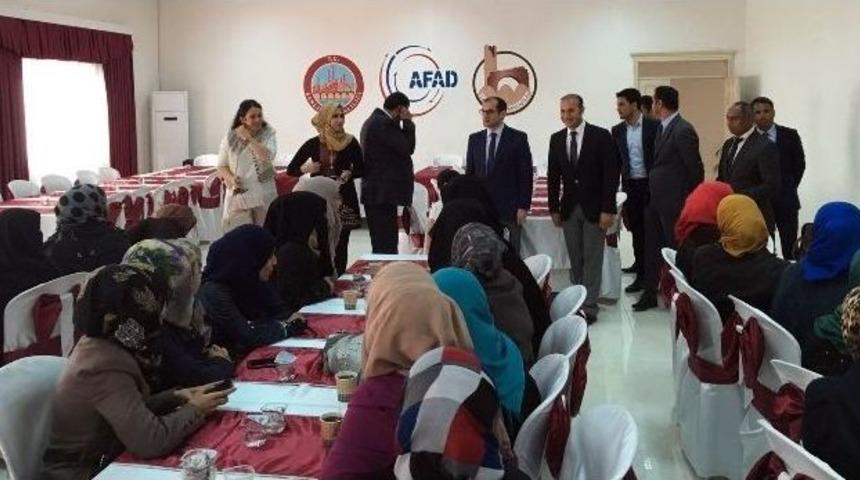 Harran&rsquo;da Kadınlara Sevginin Sembol&uuml; Kırmızı G&uuml;ller Dağıtıldı