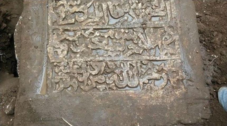 Evin Bah&ccedil;esinde İslami D&ouml;nemin En Eski Mezarlarından Biri Bulundu