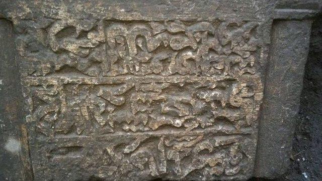 Evin Bah&ccedil;esinde İslami D&ouml;nemin En Eski Mezarlarından Biri Bulundu 1