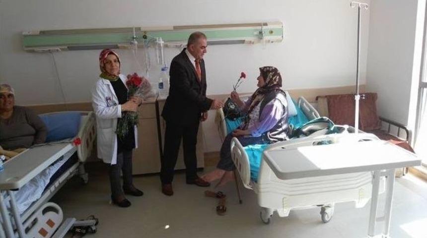 Başhekim Y&uuml;ksel Hastane Personeline Ve Hastalara Karanfil Dağıttı