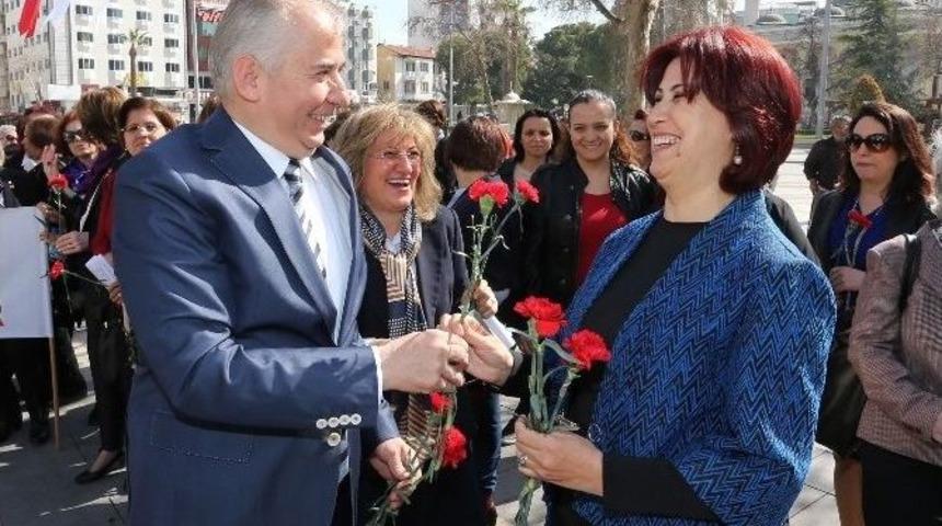 Başkan Zolan&rsquo;dan Kadınlara Kırmızı Karanfil