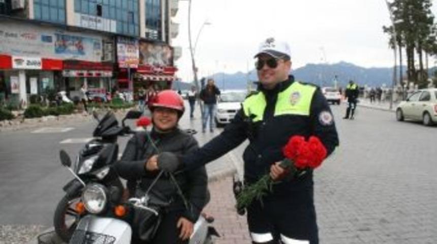 Bu Sefer Ceza Değil &Ccedil;i&ccedil;ek Verdiler