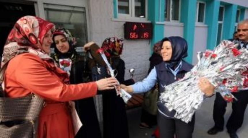 Beyşehir Zabıtasından Kadınlara Karanfil