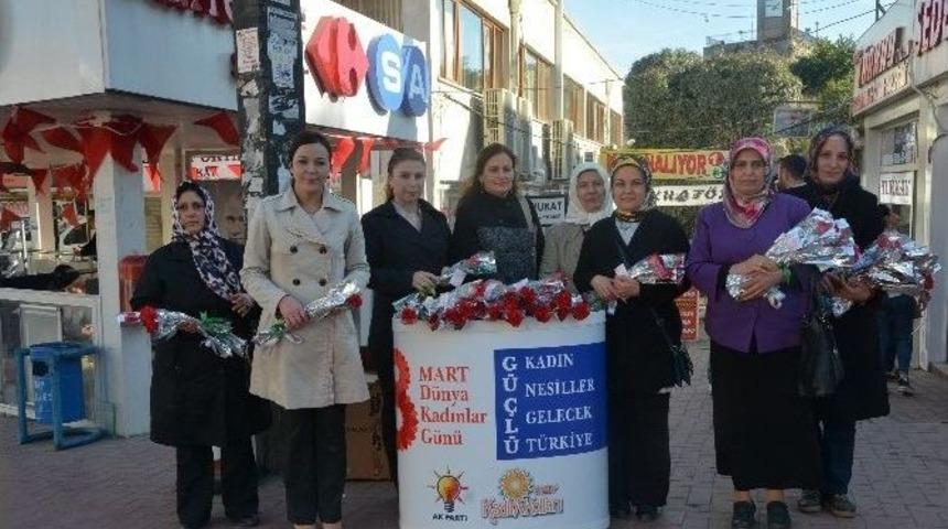 Ak Kadınlar Karanfil Dağıttı