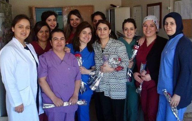 Tatvan&rsquo;daki Hastalar &Ccedil;i&ccedil;eklerle Karşılandılar 1