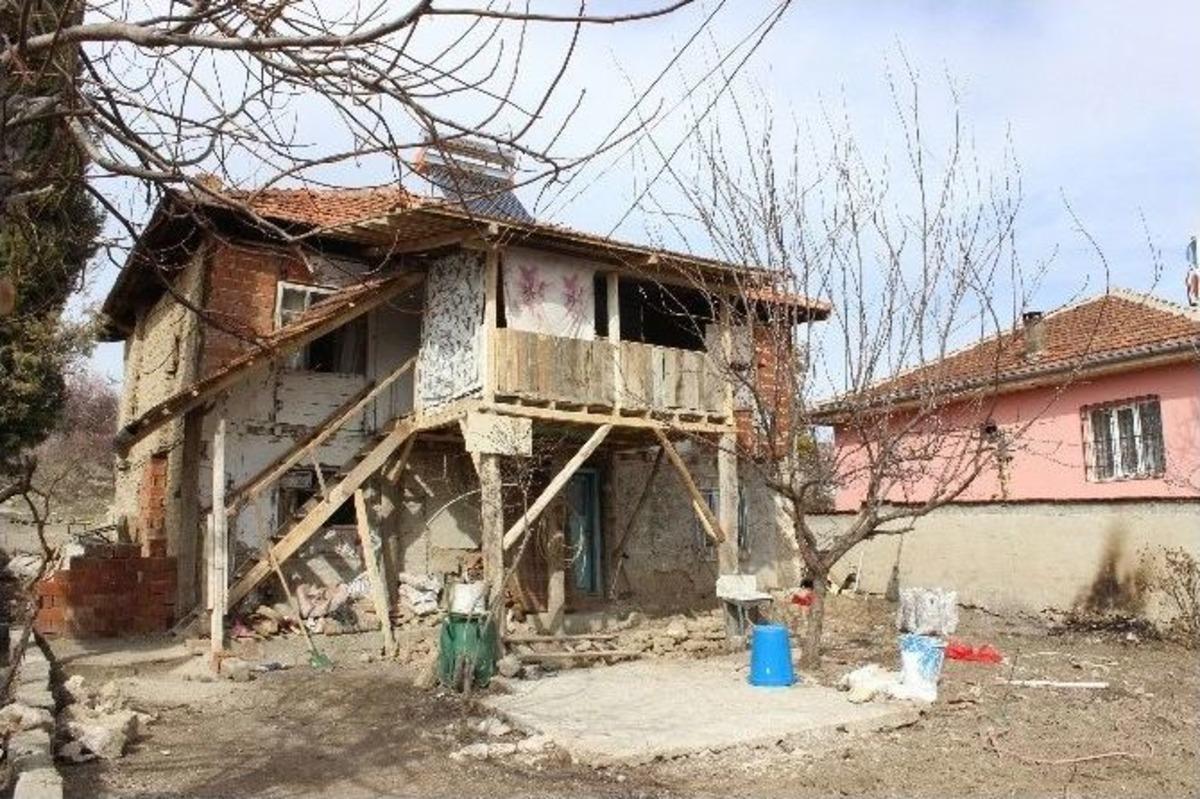 Soğan Ekmek İsterken &Ccedil;apasına Ceset Takıldı