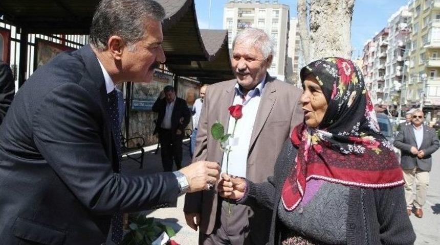 Başkan Tuna, Kadınlara G&uuml;l Dağıttı