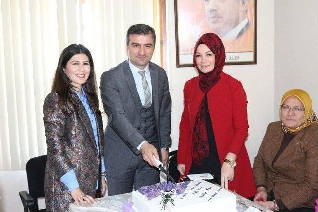 Belediye Yemenici Ve Eşi Nilay Yemenici Ak Parti Kadın Kollarıyla Bir Araya Geldi 1