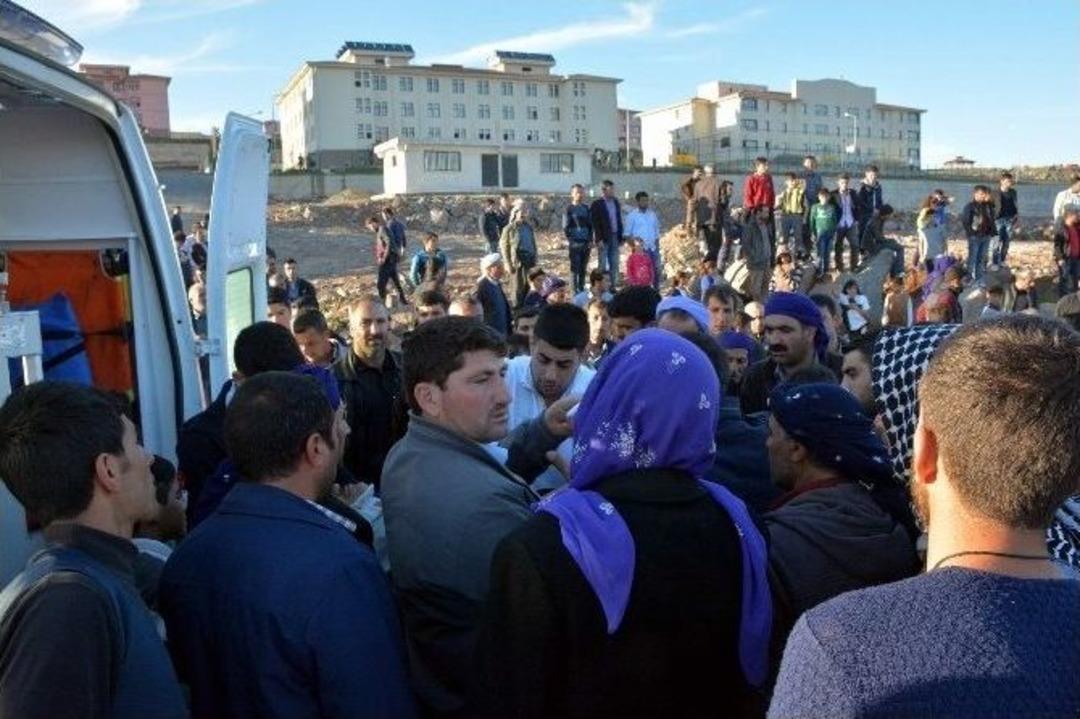 Siverek&rsquo;te Yolcu Servisiyle Otomobil &Ccedil;arpıştı: 9 Yaralı